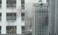 Momen penghuni apartemen Pavilion Jakpus dievakuasi, turun tangga lewat balkon hingga dijemput Bronto Skylift
