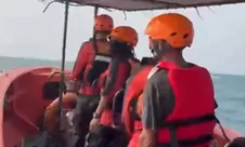 Pencarian hari kedua 5 jurnalis yang hilang kontak di perairan Gunung Anak Krakatau, tim SAR perluas area penyisiran