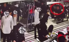 Viral rekaman CCTV wanita ditendang pria dari belakang di Mal Jakpus, korban antre berdiri di gerai bakso