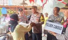 Dua rumah terbakar di Cinangsi Subang, Kapolsek Cibogo turun langsung berikan bantuan sembako