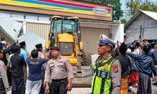 Viral! Minimarket di Pamekasan dibongkar pakai ekskavator, polisi tunggu laporan resmi