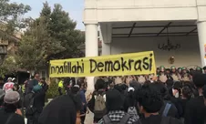 Demo 2 tahun Prabowo-Gibran berujung ricuh, sejumlah mahasiswa diamankan
