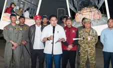 NTT Pasca Gempa: Seskab Teddy Kawal Pemberangkatan Bantuan Logistik Sebanyak 65 Ton
