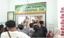 SF ​Hariyanto Memberikan Kesaksian : Wartawan Dilarang Masuk, Ruang Sidang Dikunci Dari Dalam