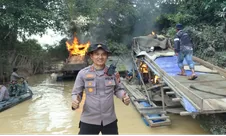 Gempur Tambang Emas Ilegal, 145 Rakit PETI di Batang Kuantan Dibakar  oleh Tim Gabungan TNI - POLRI