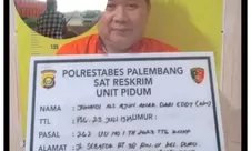 Viral, Seorang Pengusaha Memukuli Warga Miskin di Palembang