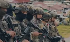 Satgas Damai Cartenz Amankan Ibadah Umat Nasrani dan Patroli Jalan Kaki di Puncak, Papua Tengah