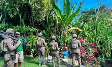 Patroli Humanis Satgas Ops Damai Cartenz  Berikan Rasa Aman Warga