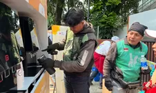Hadapi Cuaca Panas, PMI Sediakan Air Minum Gratis bagi Pekerja Luar Ruang