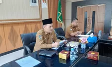 Sekretaris Daerah Provinsi Bengkulu, Herwan Antoni, memimpin rapat pembahasan dukungan offtaker untuk pembangunan Tempat Pengolahan Sampah Terpadu (TP