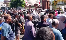 Pedagang Ikan Pasar Bersehati Demo ke Polda Sulut, Desak Usut Dugaan Korupsi di PD Pasar Manado