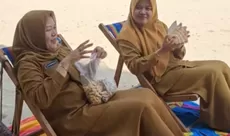 Santai Bak di Pantai, Pegawai di Kelurahan Plaju Ulu Palembang Kepergok Ngemil di Jam Kerja, Panik Saat Ada Ratu Dewa