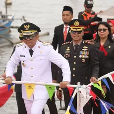 FOTO: Bupati Bantaeng Uji Nurdin Pimpin Parade 80 Perahu Nelayan