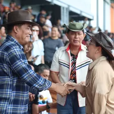 Gubernur Sulut, Yulius Selvanus Nikmati Lomba Pacuan Kuda Tompaso