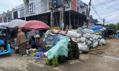 Bau Busuk Karung Sampah di Pasar Pekkabata Polman Lumpuhkan Jual Beli