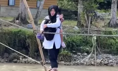 Guru di Aceh Barat Bertaruh Nyawa Seberangi Jembatan Tali Rusak demi Mengajar