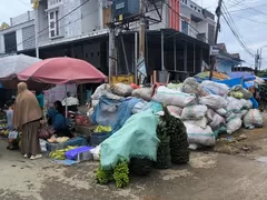 Bau Busuk Karung Sampah di Pasar Pekkabata Polman Lumpuhkan Jual Beli