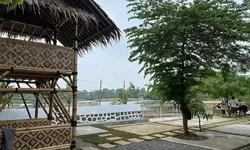 Resto Saung Abah Haji dengan Pemandangan danau. Tawarkan menu dari 15 Ribu, ditemani Live Musik juga.