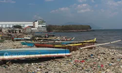 Pesisir Kota Bandar Lampung Dihiasi Sampah Rumah Tangga