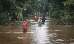 Tanggul Jebol, Perumahan Villa Pamulang Terendam Banjir Setinggi 1 Meter