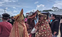 Masyarakat di Pekon Padang Dalom, Lampung Barat menggelar pesta Sekura Cakak Buah dalam rangka meray