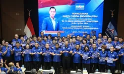AHY Serahkan KTA Demokrat ke Merry Riana, Siap Didaulat Jadi Jurkam Nasional