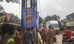 Satpol PP Tertibkan Spanduk Liar di Jatirangga, Jaga Estetika dan Keselamatan Kota
