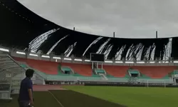Angin Kencang Rusak Atap Stadion Pakansari dan Fasilitas Publik di Cibinong