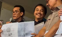 Roy Suryo Kembali Tunjukkan Fotokopi Ijazah Terlegalisir Jokowi di Polda Metro Jaya