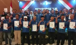 Partai Demokrat Jabar Konsolidasi di Ciayumajakuning, Anton Sukartono Suratto Serahkan SK DPAC