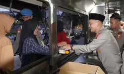 Kapolres Bogor AKBP Wikha Ardilestanto Bagi Takjil dan Buka Puasa Bersama Mahasiswa di Pakansari