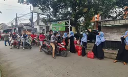 Takjil Gratis Warga RW 28 Tlajung Udik, Diserbu Warga