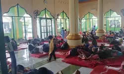 Ramadan di Pengungsian, Kisah Warga Korban Banjir Makassar Bertahan di Masjid