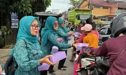TP PKK Desa Cicadas Bagikan 200 Paket Takjil kepada Pengguna Jalan
