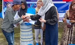 Demokrat Peduli! Dina Lorenza Salurkan Sembako dan Perlengkapan Ibadah kepada Warga Desa Sukosari Bondowoso