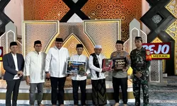Polres Bogor Wakafkan 2.000 Mushaf Al-Qur’an pada Peringatan Nuzulul Quran di Masjid Baitul Faizin