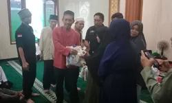 Pemuda Karang Taruna Unit 19 Tlajung Udik Santuni 22 Anak Yatim dan 31 Duafa, Perkuat Kepedulian di Bulan Ramadan