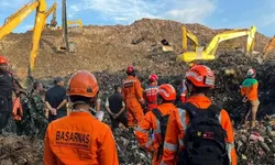 Longsor di TPST Bantargebang Bekasi, 3 Orang Tewas Tertimbun Gunungan Sampah