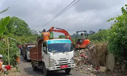 Pemkab Bogor Kerahkan 50 Truk Tangani Tumpukan Sampah Liar di Desa Kopo Cisarua