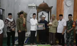 Jaro Ade Tarawih Keliling di Sukaraja, Serahkan Bantuan Masjid dan Dorong Warga Kerja di Perusahaan Lokal