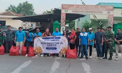 Ramadan Penuh Kepedulian, KNPI Gunung Putri dan Forkopimcam Bagikan Takjil