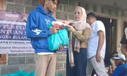 Dina Lorenza Audria Salurkan Bantuan Sembako untuk Warga Kapongan Situbondo