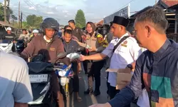 Karang Taruna Kemang Bersama Forkopimcam Bagikan Takjil dan Santunan Dhuafa di Jalan Raya Kemang Parung