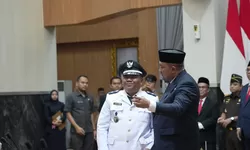 Bupati Rudy Susmanto Lantik Abdul Rohim sebagai Kepala Desa Gunung Picung PAW hingga 2027