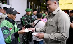 Bobby Nasution Bagikan 2.500 Paket Lebaran dari Presiden Prabowo di Medan, Ojol Antusias