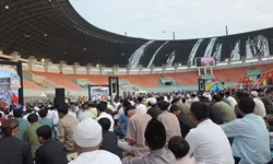 Ribuan Warga Padati Stadion Pakansari Cibinong untuk Salat Idulfitri