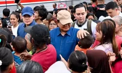 Momen Haru Prabowo Blusukan ke Kramat Senen, Warga Terkejut hingga Menangis Haru