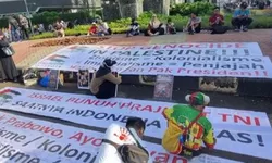 Aksi Free Palestine di CFD Bundaran HI, Warga Doakan Tiga Prajurit TNI Gugur di Lebanon
