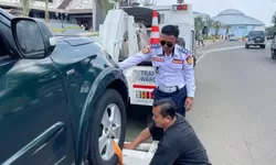Dishub Bogor Derek Mobil Parkir Liar di Lingkar Pakansari, 17 Kendaraan Ditindak