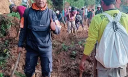 Pemkab Bogor Gercep Tangani Longsor Tutup Akses Malasari–Nirmala, 20 Personel Dikerahkan